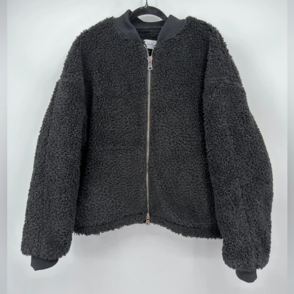 Hours signature black
